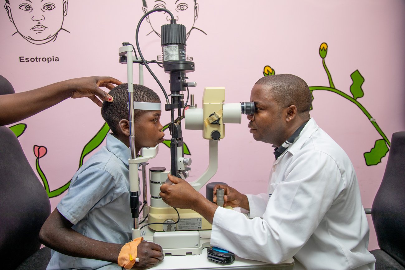 Dr. Vasco da Gama with a patient (photo credit: Light for the World)