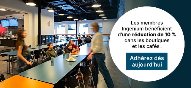 Un adulte et quatre enfants sont assis à une table dans un café et déjeunent. Le texte indique : « Les membres Ingenium bénéficient d'une réduction de 10 % dans les boutiques et les cafés ! Adhérez dès aujourd'hui. »
