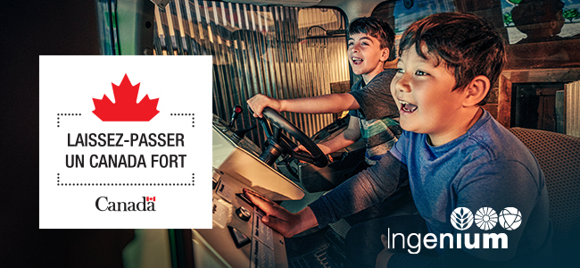 Deux enfants jouent à l'intérieur d'un tracteur, tournant le volant et appuyant sur des boutons, le sourire aux lèvres. À gauche se trouve le logo du Laissez-passer Un Canada fort et à droite, celui d'Ingenium.