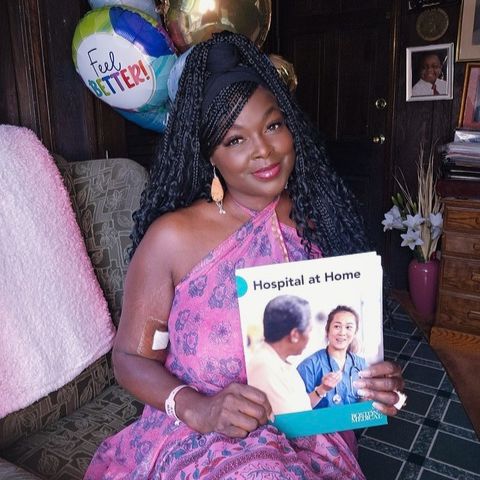 Yon pasyan nan BMC Hospital at Home ki ap retabli lakay li