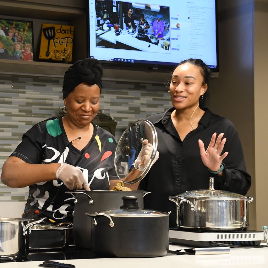 Nneka conduz demonstração de arroz jollof nigeriano na Teaching Kitchen