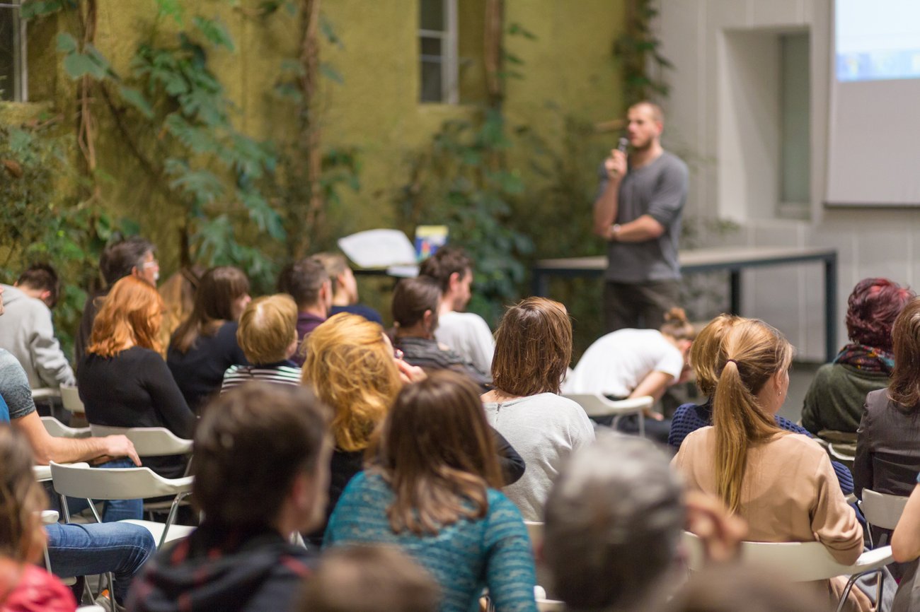Man håller föredrag i universitetsmiljö, foto: KASTO80 Man håller föredrag i universitetsmiljö, foto: KASTO80