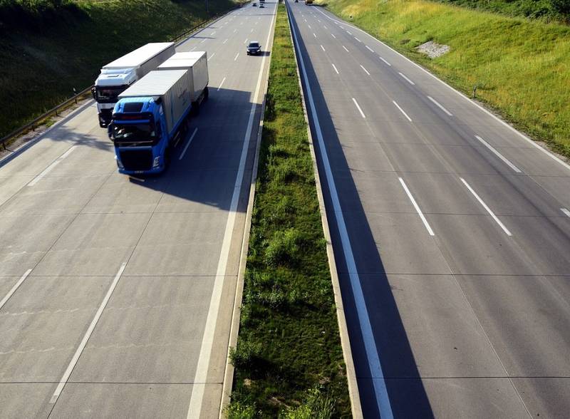 Ciężarówki na autostradzie — lokalizatory GPS do busów, aut dostawczych i ciężarówek Cartrack