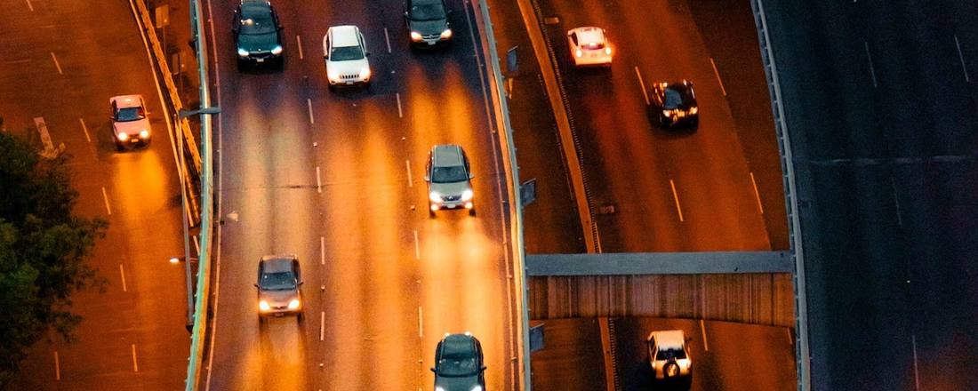 Ruch na drodze nocą z lotu ptaka — system lokalizacji pojazdów Cartrack chroni auta przed kradzieżą 24/7/365