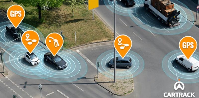 Samochody na skrzyżowaniu z pinezkami GPS — lokalizacja pojazdu na żywo w lokalizatorze GPS Cartrack