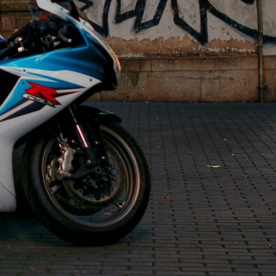 Przednie koło i owiewka motocykla sportowego — lokalizatory GPS Cartrack