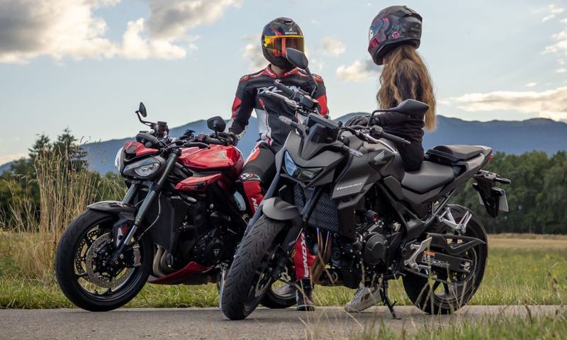Dwa motocykle na drodze — bezpłatna wycena lokalizatora GPS do motocykla