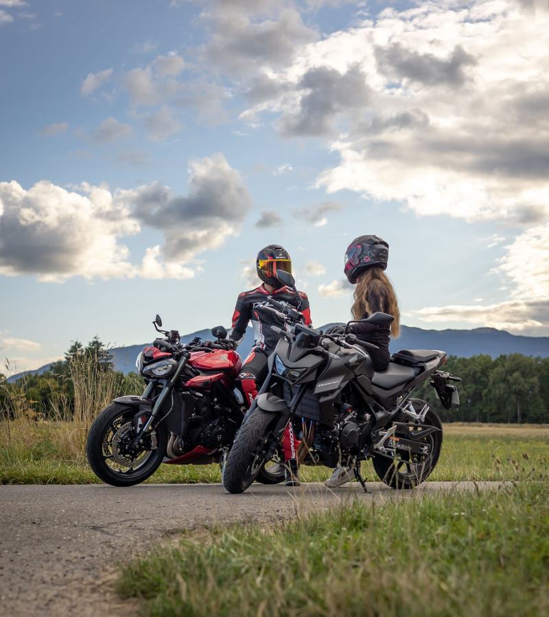 Dwa motocykle na postoju w trasie — lokalizator GPS zapisuje trasę motocykla