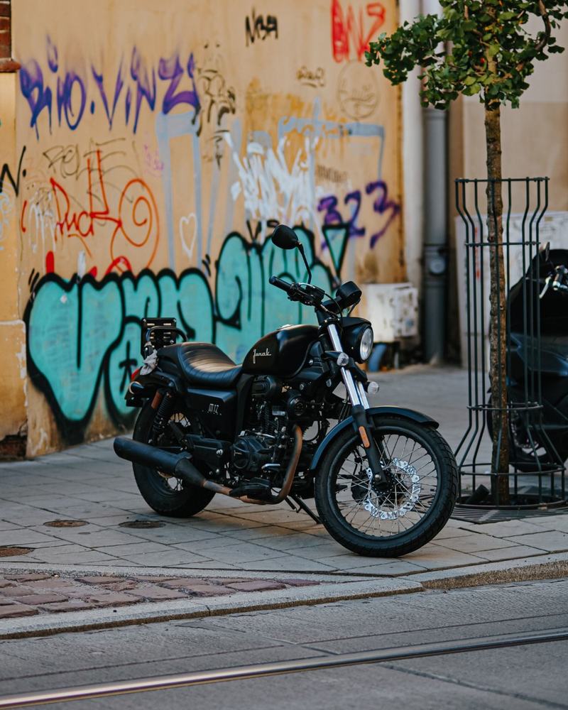 Motocykl zaparkowany na ulicy w mieście — zabezpieczenie motocykla przed kradzieżą lokalizatorem GPS
