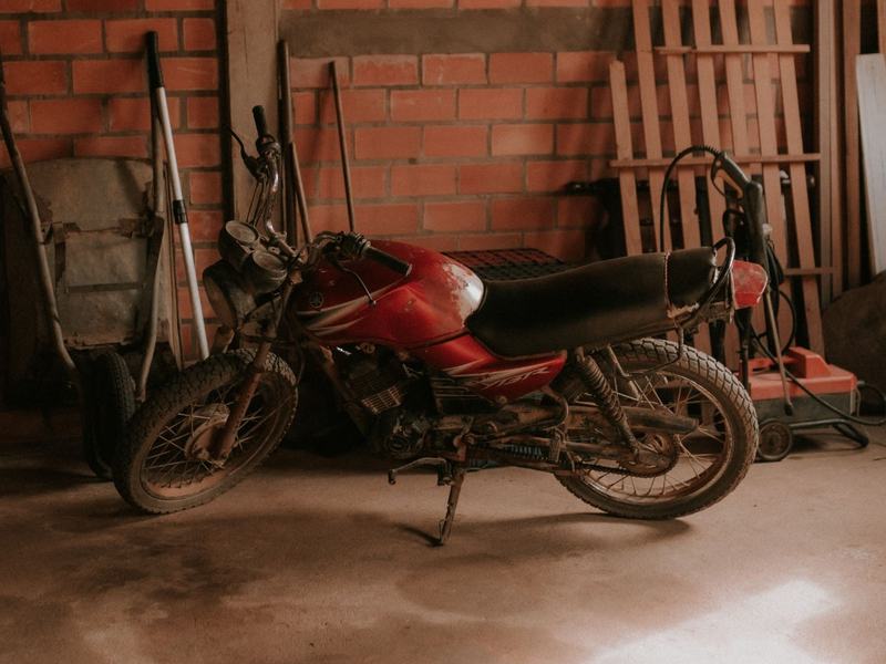 Motocykl zimujący w garażu — lokalizator GPS z alertem o spadku napięcia akumulatora