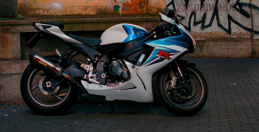 Zaparkowany motocykl sportowy chroniony lokalizatorem GPS Cartrack — wirtualna strefa wokół motocykla