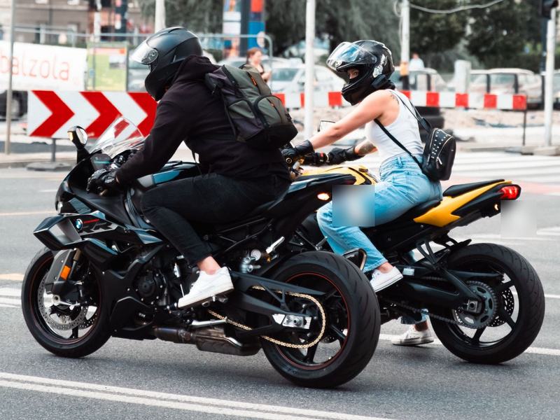 Motocykliści w mieście — montaż lokalizatora GPS w motocyklu w całej Polsce