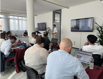 Immagine raffigurante sessioni formative organizzate da Ecommerce School in un ufficio a Cesena.