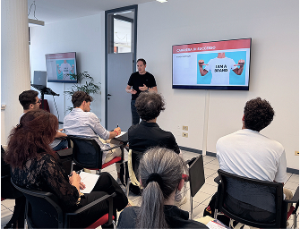 Immagine raffigurante sessioni formative organizzate da Ecommerce School in un ufficio a Cesena.