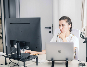 Immagine raffigurante persona al lavoro in un ufficio a Cesena.