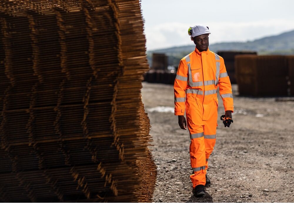 Person in Warnschutz-Regenkleidung bei schlechtem Wetter im Au&szlig;eneinsatz.