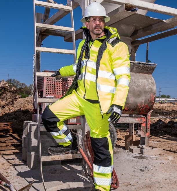 Arbeiter in hi-vis Arbeitskleidung auf einer Baustelle im Au&szlig;eneinsatz.